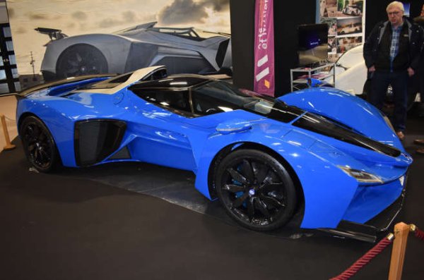 Името Delage внушава образи на елегантно изработени, разкошни туристически автомобили. Точно като D8-120, представен на щанда на Les Amis de Delage, заедно с този драматичен суперавтомобил, който споделя името му.

Пуснат почти половин век след края на оригиналната фирма през 1953 година, построеният в Париж D12 разполага с 7,6-литров V12 хибриден двигател с атмосферно пълнене с до 1100 к.с. 